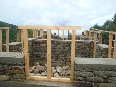 Rahmen f&uuml;r Fenster und T&uuml;ren werden eingebaut