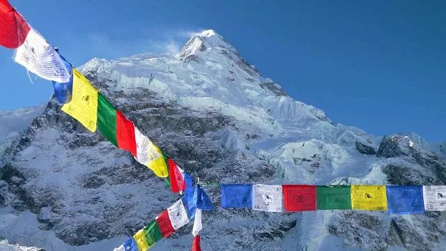 Gebetsfahnen im Mount Everest Basislager